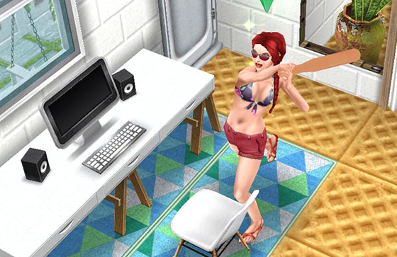 パソコンの前でバッドを振り回すシム（The Sims フリープレイ）