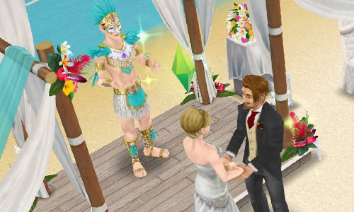南国ロマンス島の結婚式で、手と手をとりあい熱く見つめ合う新郎新婦シム。と、それを見守るカーニバル姿の司祭役シム（The Sims フリープレイ）