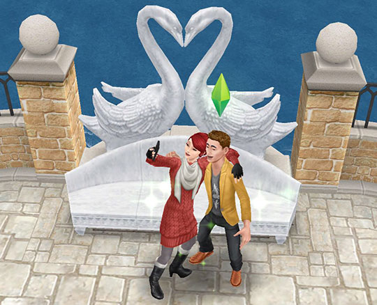 建売住宅「結婚式場」にあるハート形の「白鳥シート」前で自撮りするシムたち（The Sims フリープレイ）