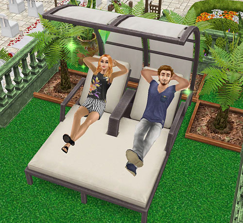 リクライニングチェアでのんびりする、ご機嫌のシムたち（The Sims フリープレイ）