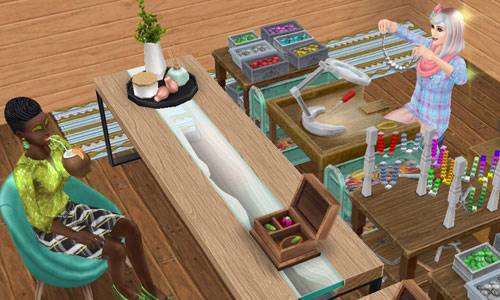 ジュエリー製品工作セットでアクセサリーを見せるアーティストシムと、トロピカルドリンクを飲むお客シム（The Sims フリープレイ）