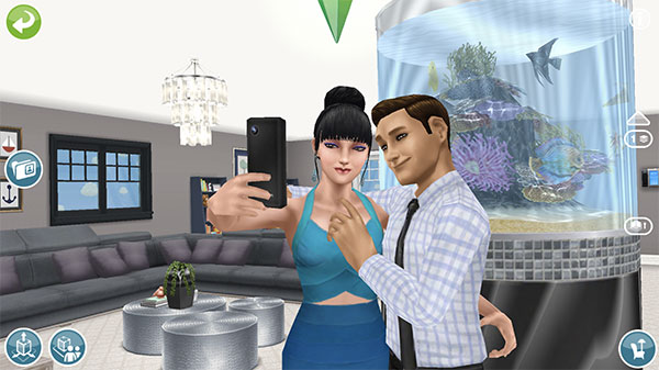 ARモードで「ロマンチックな自撮り」を楽しむ男女シム（The Sims フリープレイ）